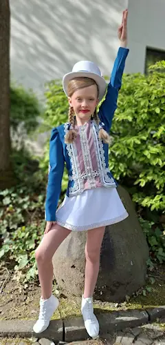 Neues Kostüm von vorn für ein Tanz-Mariechen